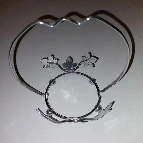 Silver Plated Autumn leaves Pattern Basket with frosted bowl. 4 1/2 x 4 1/2 inch - Picture 4 of 6